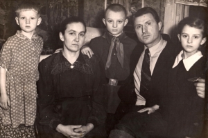 Семья Грищенковых: Татьяна, Лаврентий, Петр, Варвара, Зоя